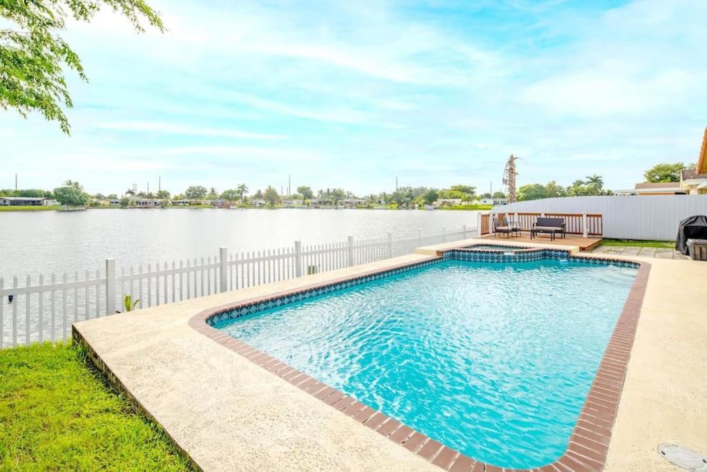 Stunning Lake-Front Villa With Pool & Spa Pembroke Pines Exterior foto