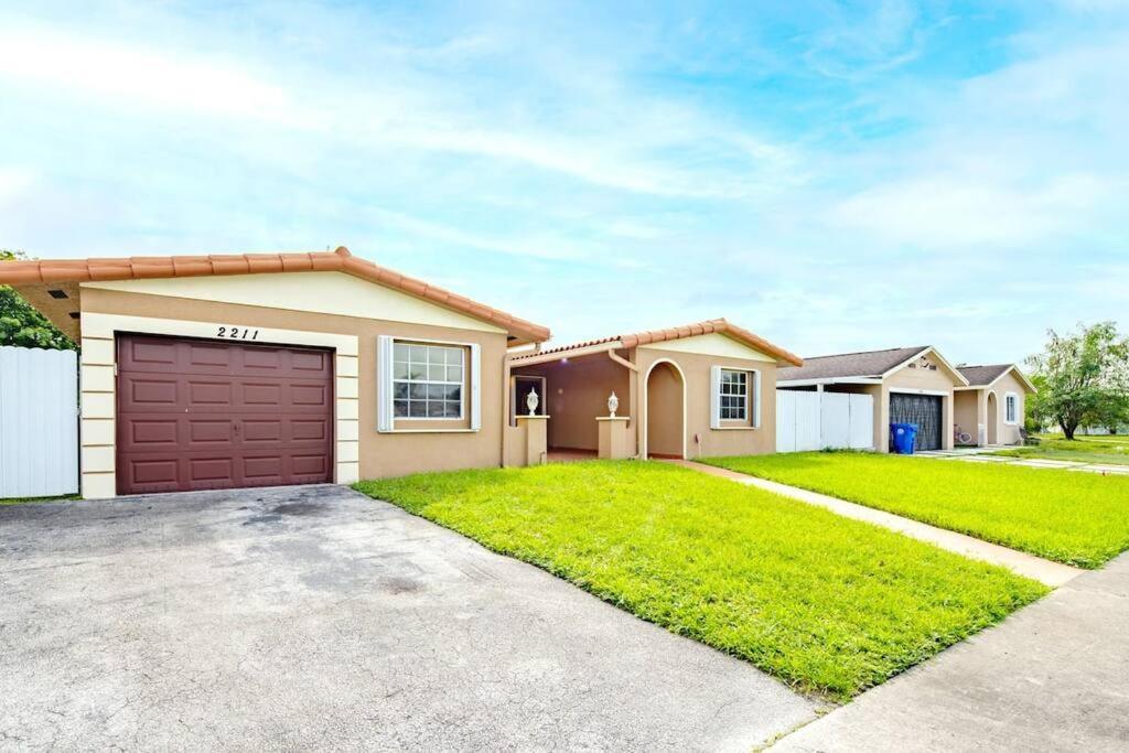 Stunning Lake-Front Villa With Pool & Spa Pembroke Pines Exterior foto