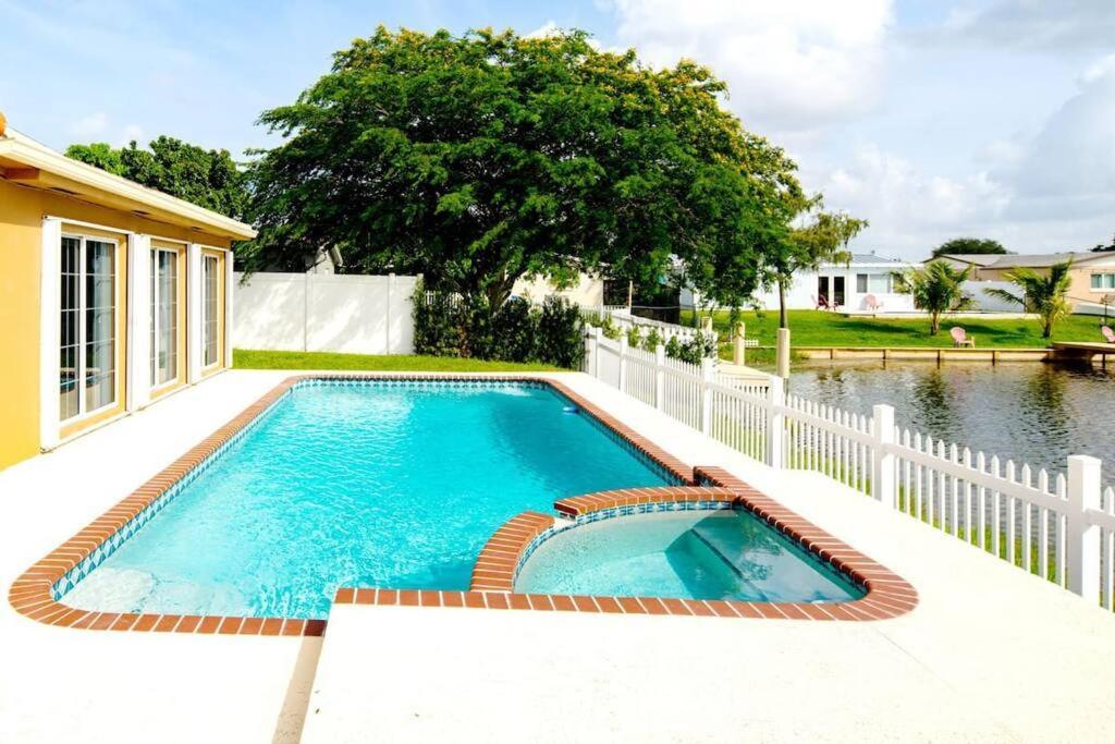 Stunning Lake-Front Villa With Pool & Spa Pembroke Pines Exterior foto