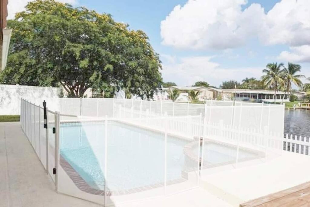 Stunning Lake-Front Villa With Pool & Spa Pembroke Pines Exterior foto